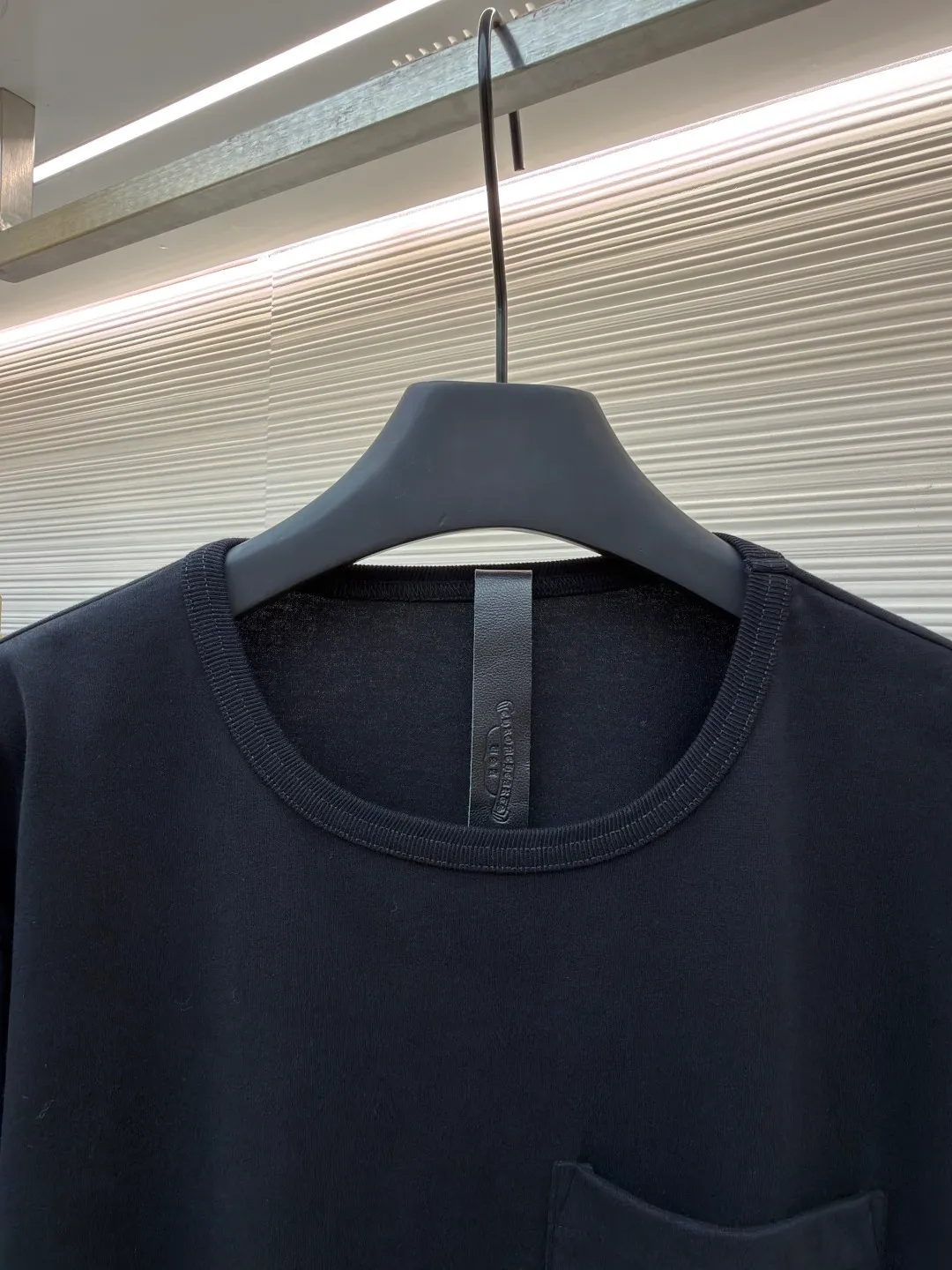 Chrome Hearts pocket embroidered long T-shirt ●Original version: purchased and developed for 5999 ●Item number: 1681980-A35 ●Fabric: brushed plain weave fabric ●Technology: embroidery production ●Color: black ●Version: loose fit ●Weight: about 390 grams ●Size: S-M-L-XL ●Description: The fabric is made of 32-count double yarn brushed plain weave cloth 240g, and the double-sided brushing process is particularly comfortable. It comes with 1x1 thread of 280g, Behringer embroidery is used for the embroidery, and lambskin molding and custom-made embossing abrasives are used for the leather label. The overall wiring is straight and delicate, the fabric is comfortable and soft, and the color is consistent without color difference. It can be matched with the same style to create a fashionable look and control various occasions. Customized accessories, complete with three standards, same style for men and women!